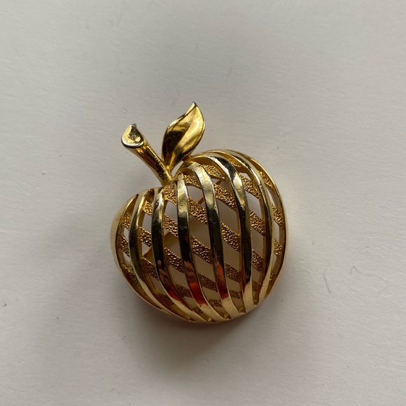 Vtg Crown Trifari Gold tone Striped basket weave Apple Brooch pin golden apple - Picture 2 of 8